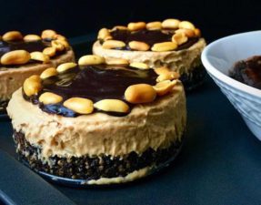 Мини-Кейки из Арахисового Мороженого и Шоколадного Фаджа