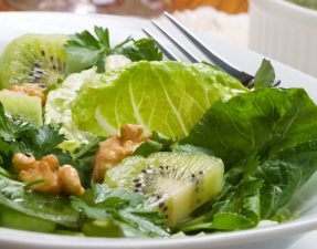 Сыроедческий Салат из Киви и Зелени